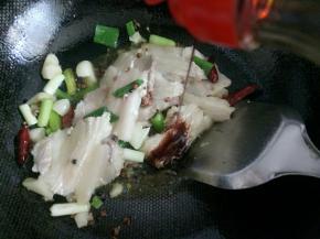 给五花肉里倒点生抽翻炒均匀