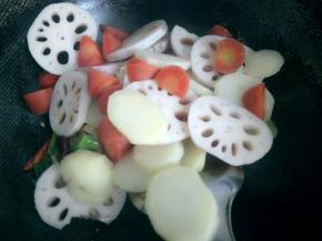 这时候放入耐炒的蔬菜