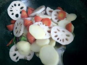 这时候放入耐炒的蔬菜