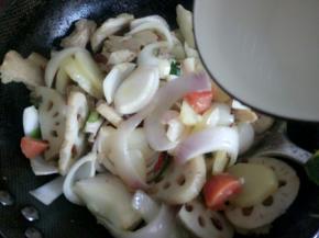 少点一点水，以免糊锅，翻炒均匀