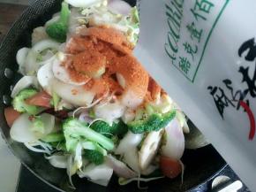 放入麻辣香锅料，此步骤应在第九步