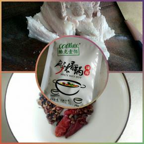 准备香锅料/花椒/干红椒，五花肉煮熟后切片