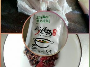 准备香锅料/花椒/干红椒，五花肉煮熟后切片