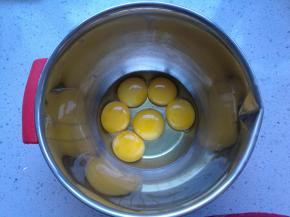 鸡蛋分离蛋清蛋黄。5个蛋黄+1个全蛋放在一个盆内，5个蛋清放进另一个盆内。