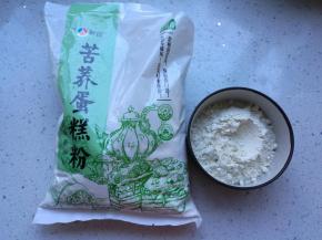 称量出90克新良苦荞蛋糕粉。