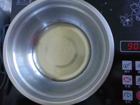 玉米油小火煮至出现纹路。