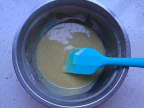 筛入新良苦荞蛋糕粉搅拌均匀。