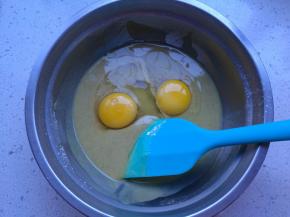 加入2个蛋黄。