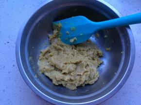 搅拌均匀，会有点稠，没关系。继续加。