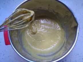 继续加入其它蛋黄，全部加完的蛋糕糊状态，放旁待用。