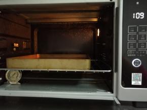 预热烤箱。找个烤盘注入热水一起预热，一会要水浴法烘烤。