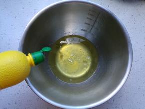 蛋清加入柠檬汁。