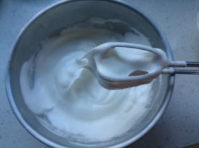 细砂糖分三次加入蛋白内，打蛋器打发出干性发泡。