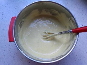 取三分之一蛋白到蛋黄糊，翻拌均匀。