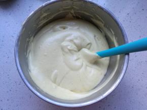 倒回蛋白盆，继续翻拌均匀。