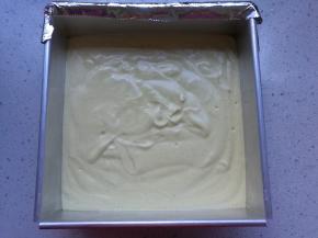 倒入模具内(我用的是8寸方模)，活底模具外层要包上锡纸防止进水，淡入蛋糊，整理平整。