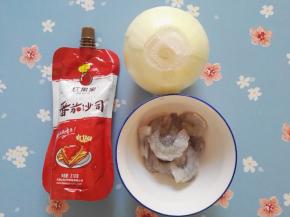 原料包括：番茄沙司、虾仁、洋葱。