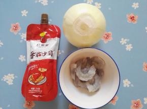 原料包括：番茄沙司、虾仁、洋葱。
