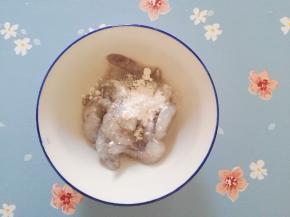 4、加入玉米淀粉，再次抓匀。