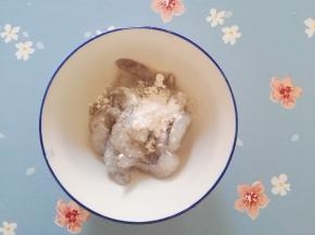 4、加入玉米淀粉，再次抓匀。