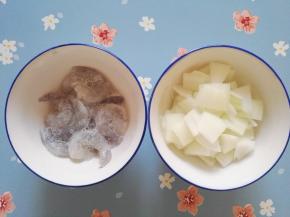 5、这是腌好的虾仁，将洋葱切成块状。