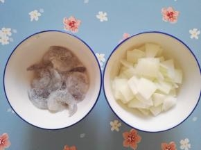 5、这是腌好的虾仁，将洋葱切成块状。