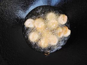 6、锅中加入食用油，烧至5成热时，一个个的下入虾仁，中火炸至变色捞出。