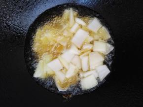 7、将洋葱也入油锅中稍微炸一下捞出备用。