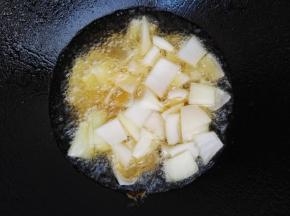 7、将洋葱也入油锅中稍微炸一下捞出备用。