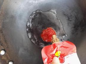 8、另起一锅，加入清水，倒入番茄沙司。