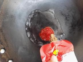 8、另起一锅，加入清水，倒入番茄沙司。