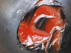 9、小火将番茄沙司炒至粘稠。喜欢重口味的，这时步骤可以加白糖或者白醋，使味道更浓郁。