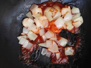 10、下入虾仁和洋葱，翻炒均匀，将番茄沙司均匀包裹住虾仁和洋葱即可出锅。