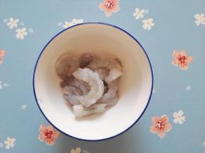 2、虾仁冲洗干净后，加盐用手抓揉均匀。