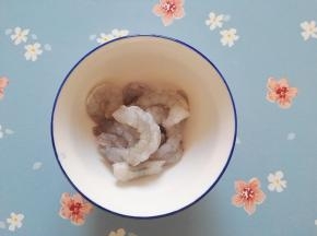 2、虾仁冲洗干净后，加盐用手抓揉均匀。