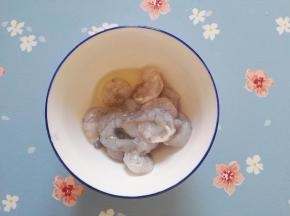 3、加入蛋清，再抓匀。