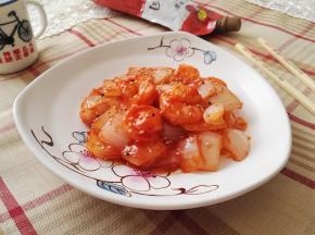 11、装盘后，撒上黑白芝麻，一盘酸酸甜甜的茄汁虾仁出锅啦。