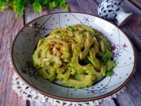 素炒苦瓜成品图。