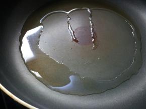 锅烧热后，下入20克食用油。