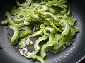 放入苦瓜，翻炒均匀。