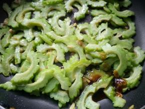 苦瓜炒至断生，加一勺蚝油。