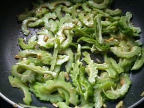 加入辣椒，翻炒均匀。