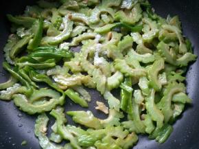 加入适量的盐和糖，翻炒均匀后关火。