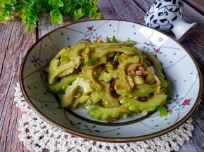 一道美味清爽的素炒苦瓜制作完成。