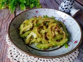 一道美味清爽的素炒苦瓜制作完成。