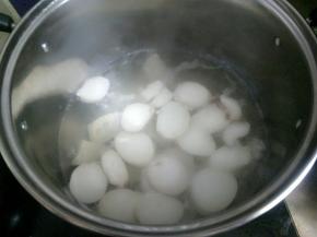 锅中烧水，把蔬菜分批焯断生后捞出待用