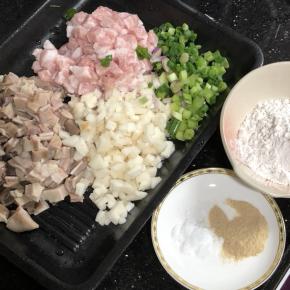 猪肚、猪颈肉、马蹄切丁，葱切小粒。