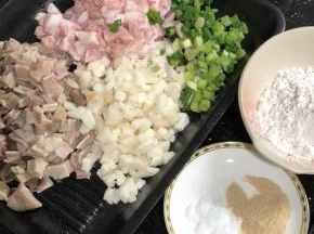 猪肚、猪颈肉、马蹄切丁，葱切小粒。