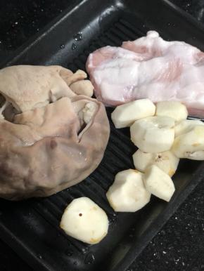 猪肚处理干净后，煲汤，我这次加了扇骨、节瓜。半个小时左右把猪肚捞起备用。