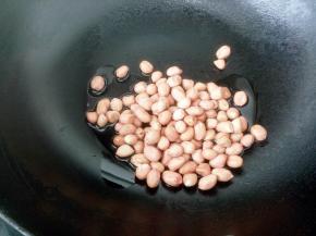 锅内倒入少许食用油，倒入花生小火炒香炒熟